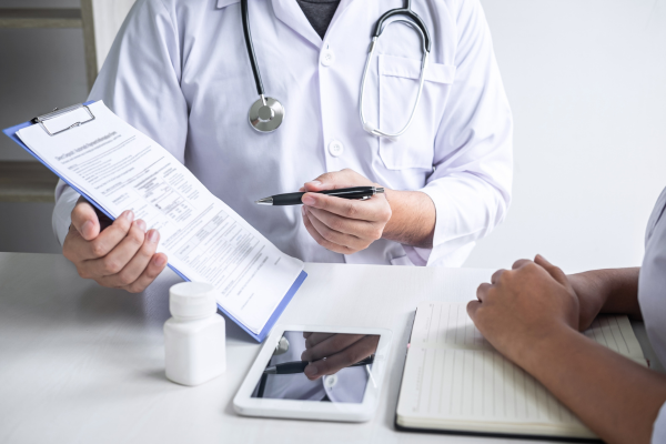 doctor-discussing-blood-test-results-diabetes